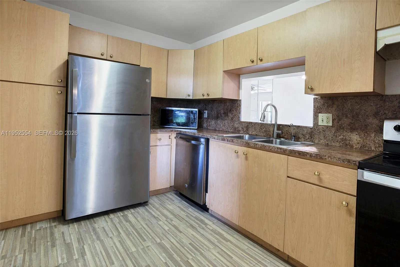 SPACIOUS KITCHEN