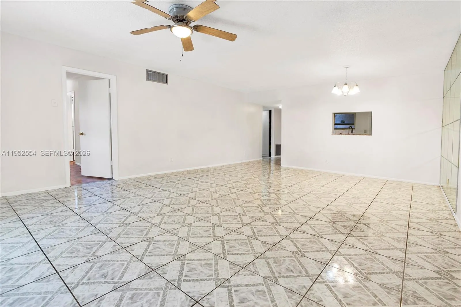 SPACIOUS LIVING ROOM