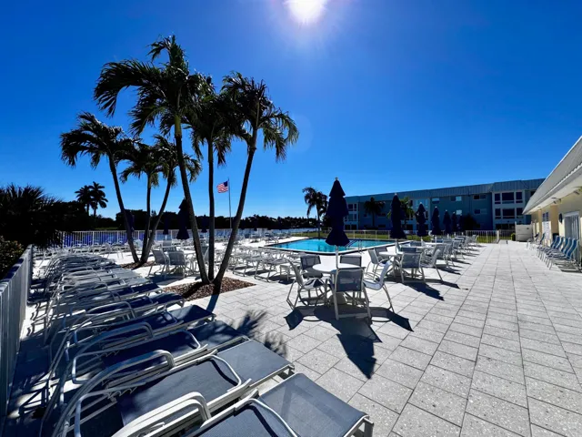 Intracoastal front pool