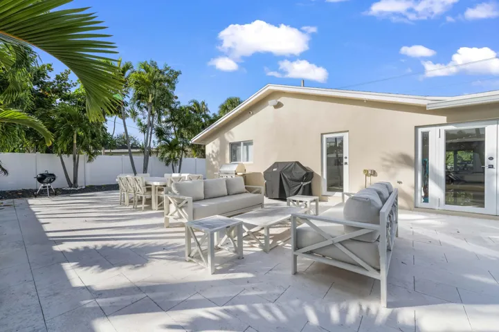 Large Fenced Yard