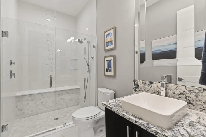 Guest Bathroom 4