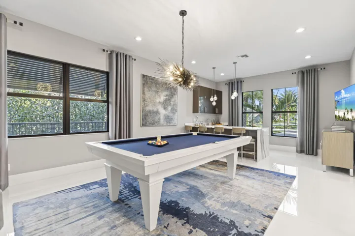 Living Room / Wet Bar