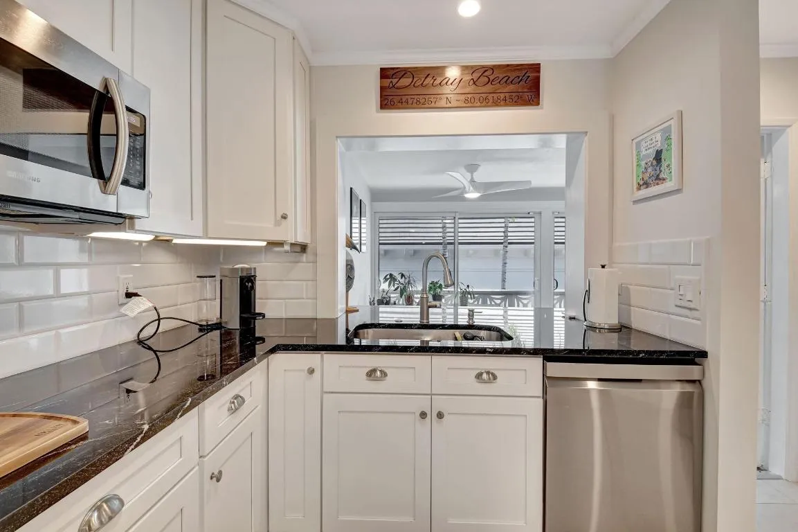 KITCHEN W/PASS THRU TO FLORIDA RO