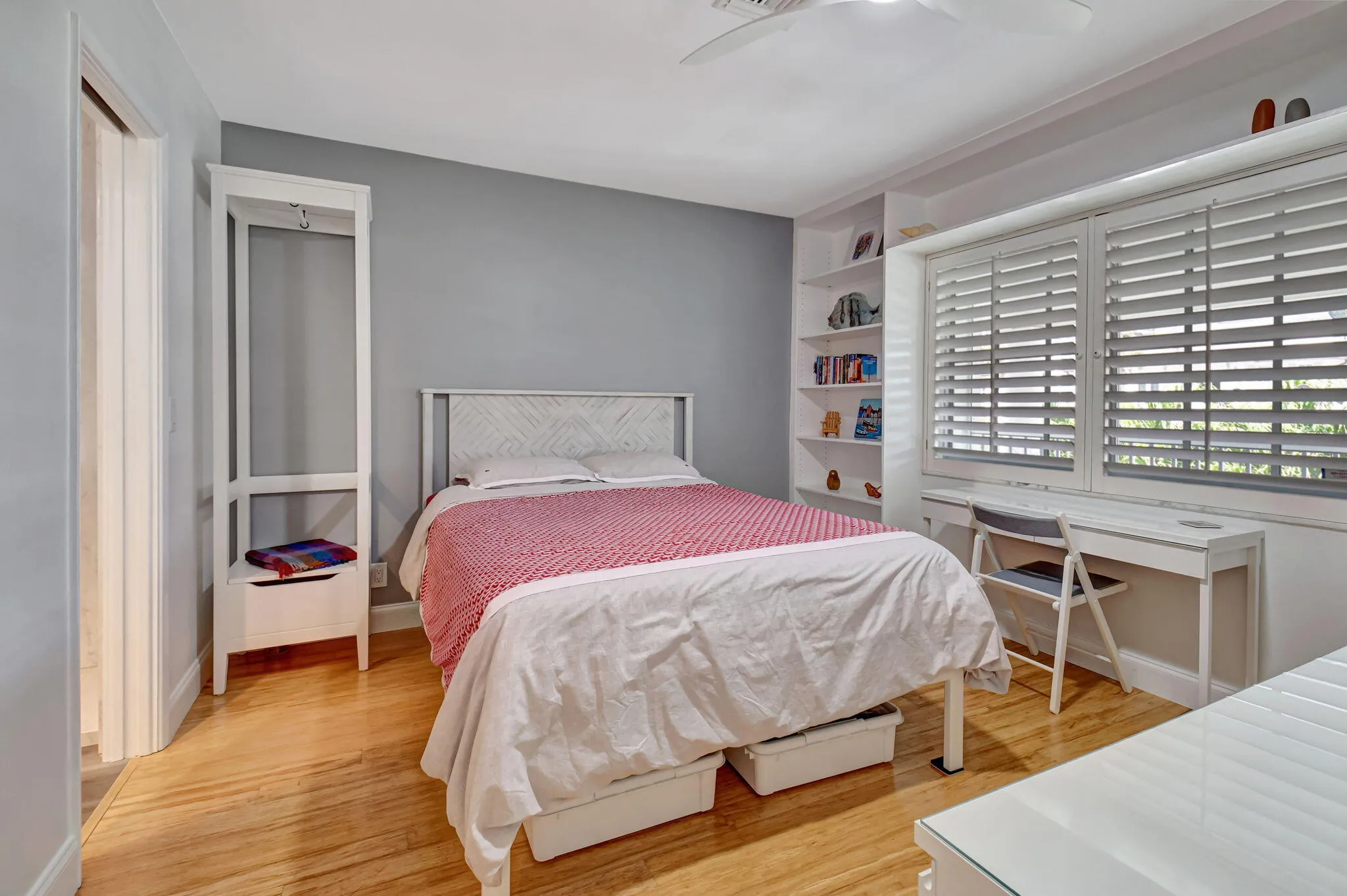 WITH ENSUITE AND WALK IN CLOSET