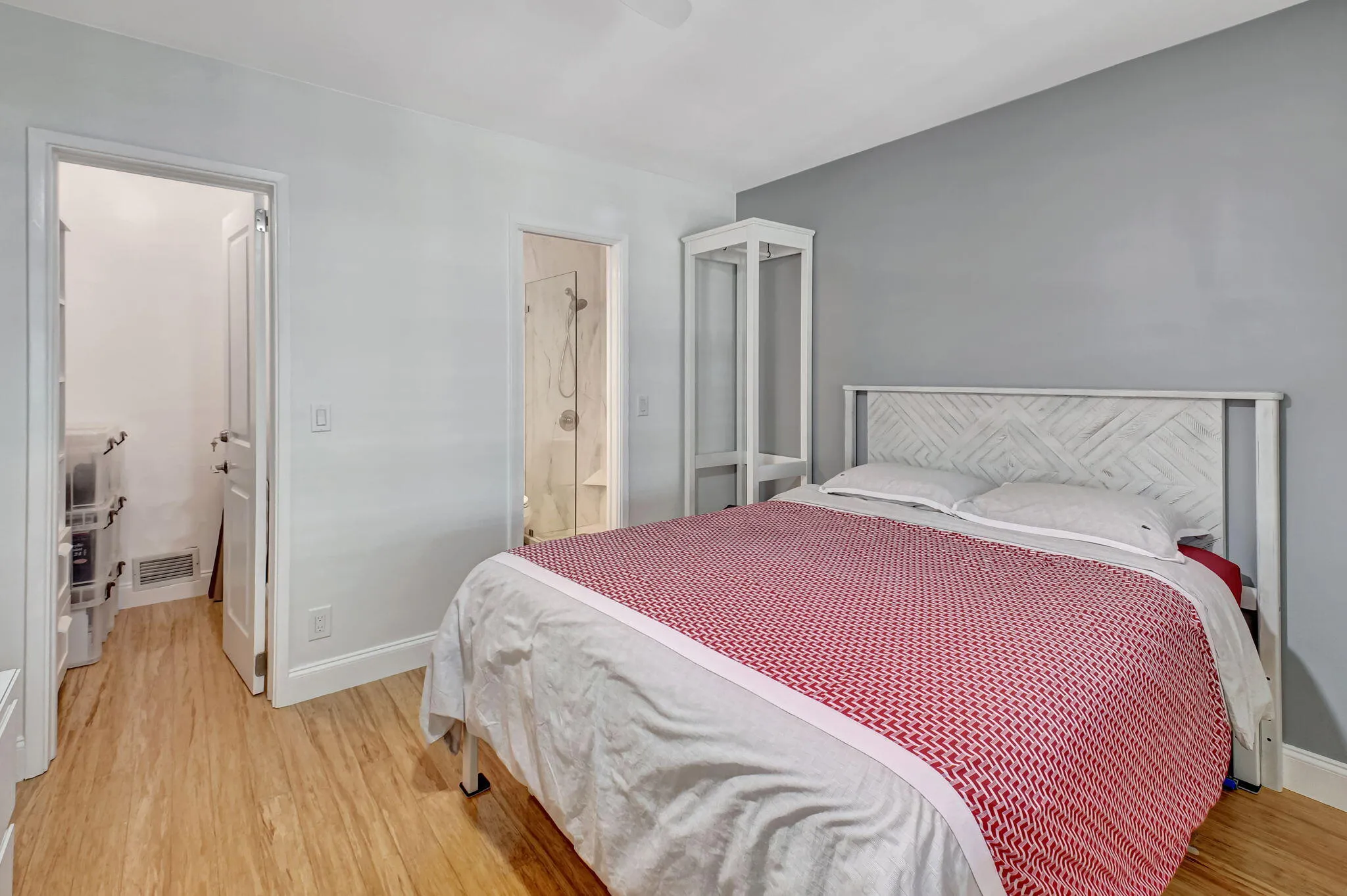 WITH EN SUITE & WALK IN CLOSET