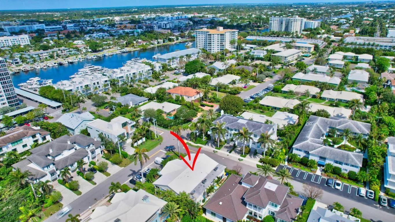 2 SHORT BLOCKS TO INTRACOASTAL`