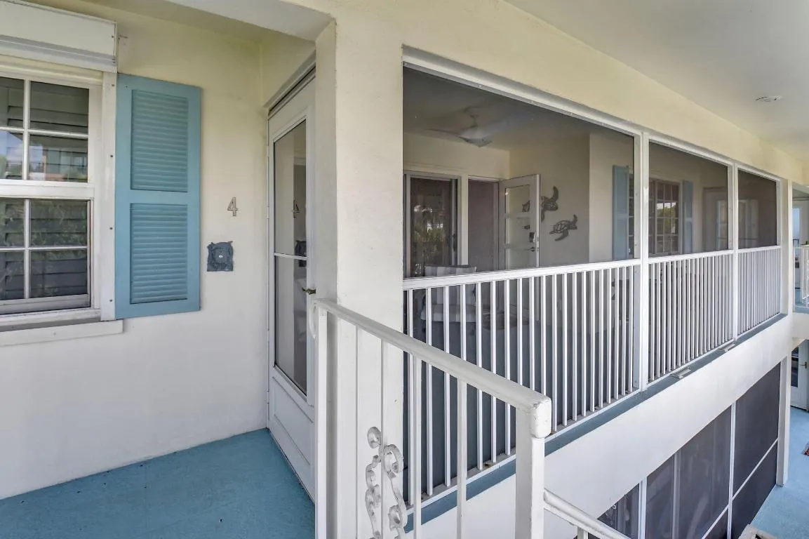 DOOR TO FRONT PORCH