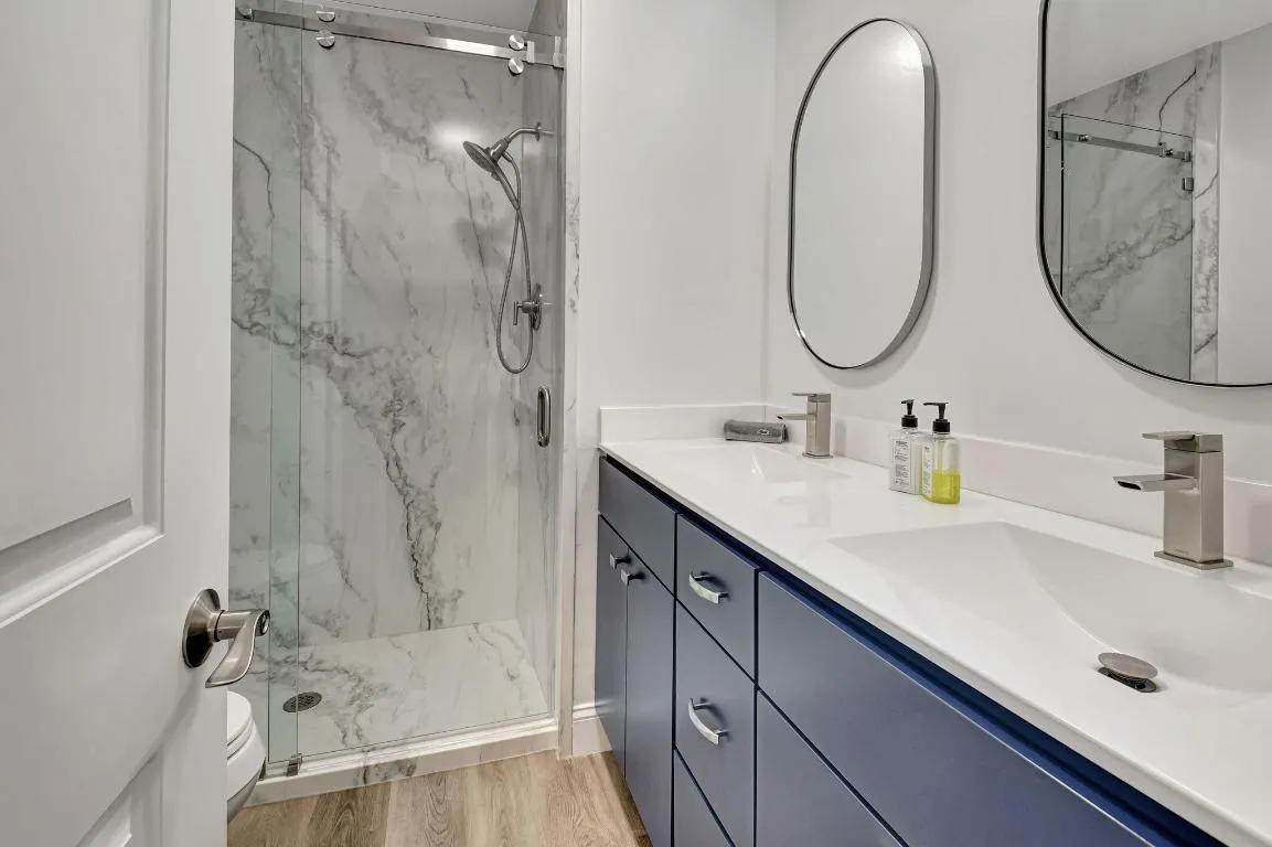 NEWLY RENO'D PRIMARY BATH