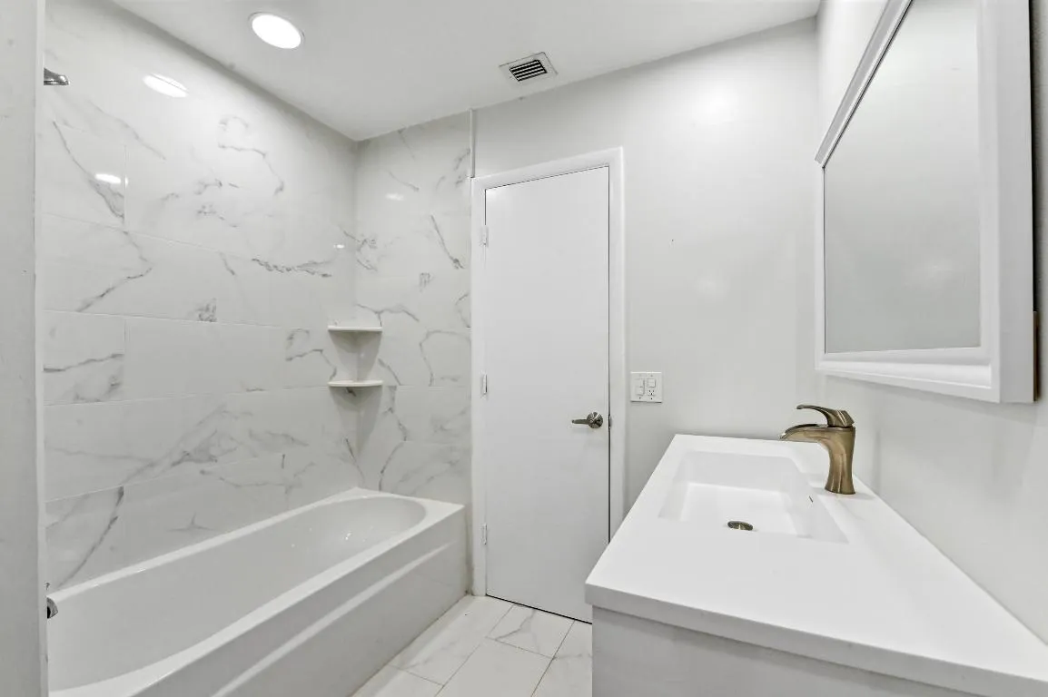 22 bathroom 02