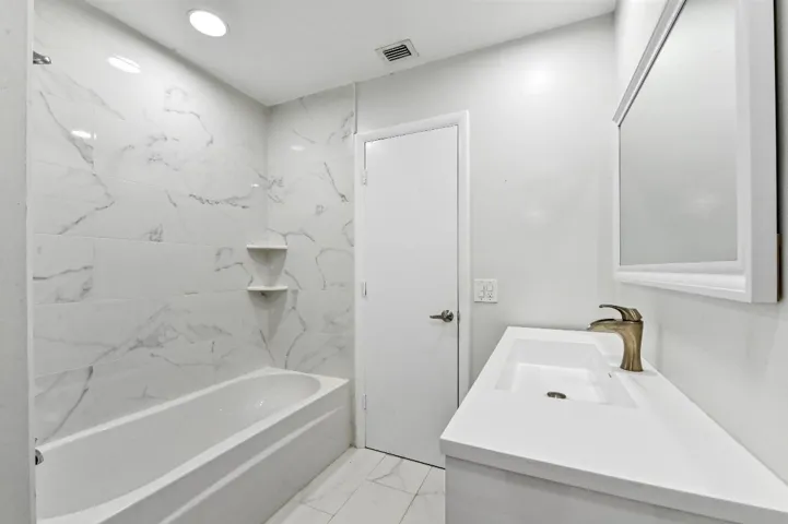 22 bathroom 02