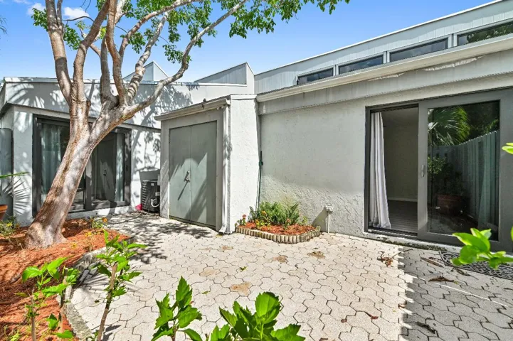 06 patio 02