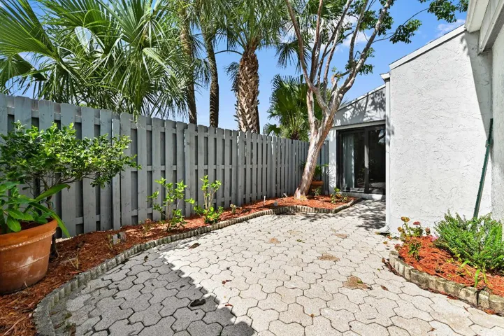 07 patio 03