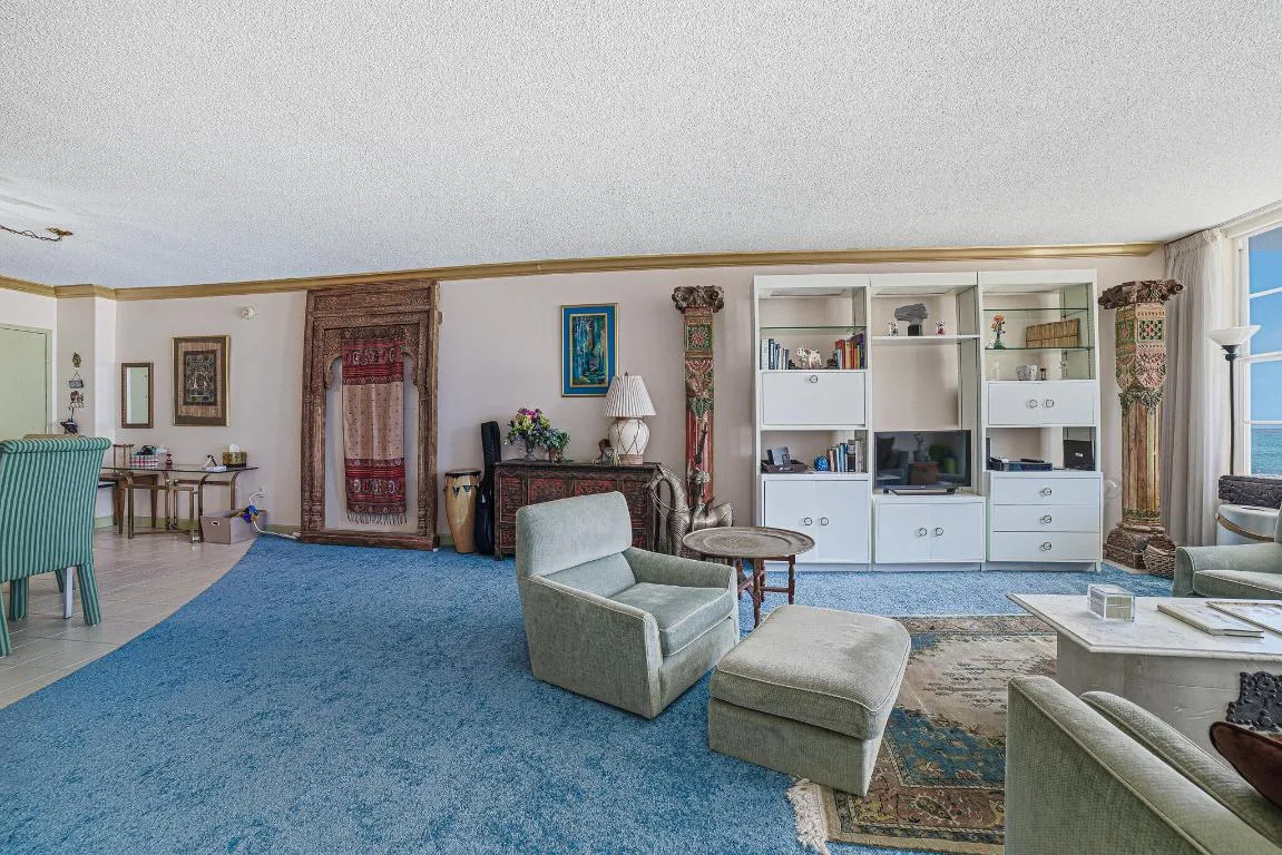 Living Room 211 (18)