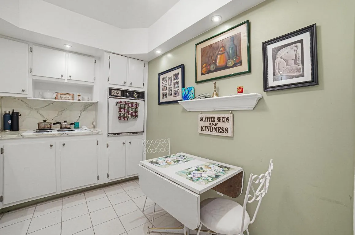 Kitchen 211 -eat in