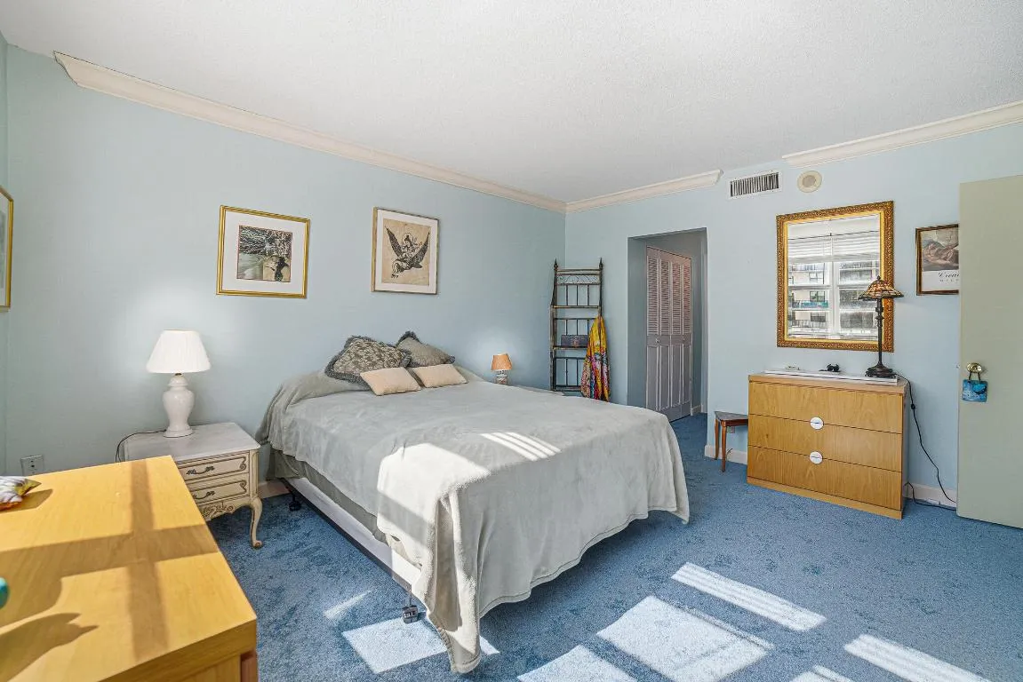 Bedroom 211 (3)