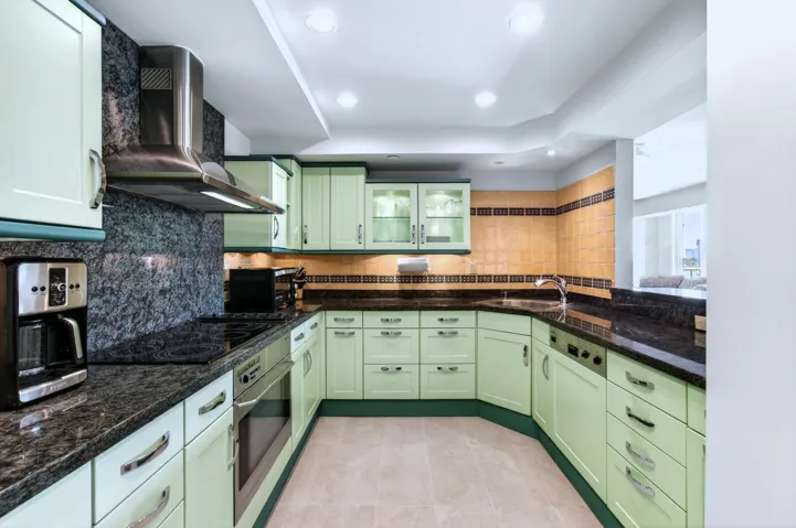 11 - Kitchen