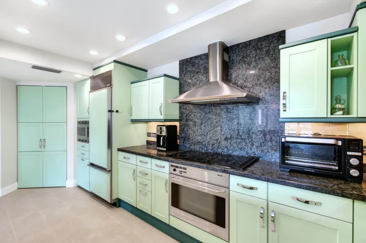 12 - Kitchen