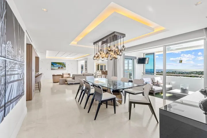mls_DINING_RIGHT_DT