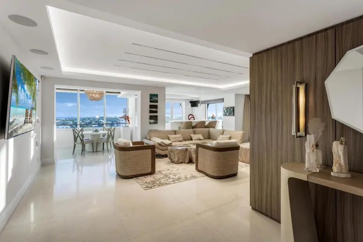 mls_FOYER_TO_LIVING_ANGLE_EB