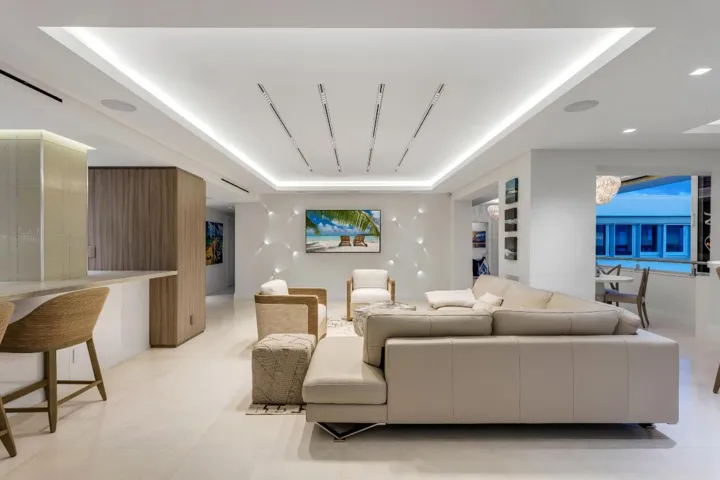 mls_LIVING_STRAIGHT_EB