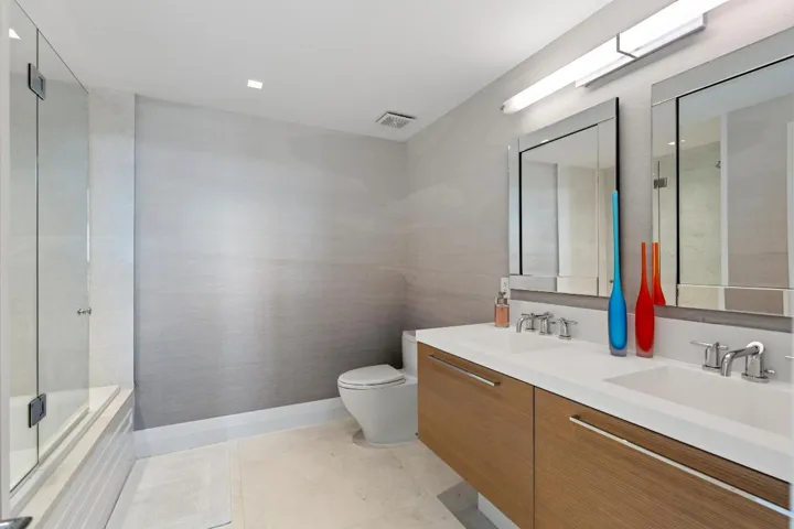 mls_BATHROOM_1_ANGLE_DT