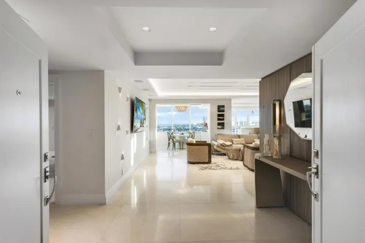 mls_FOYER_STRAIGHT_EB
