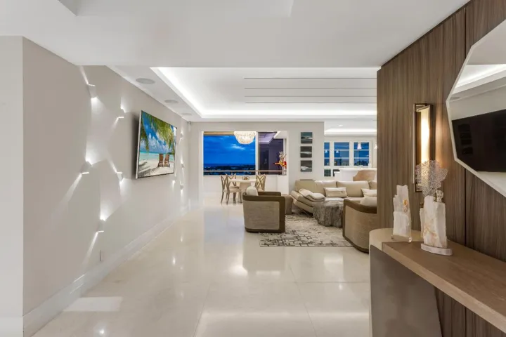 mls_FOYER_SUNSET_STRAIGHT_EB