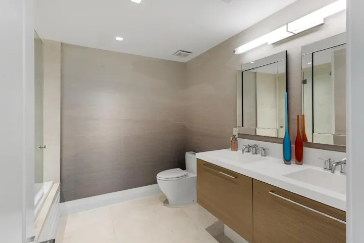 mls_BATHROOM_1_ANGLE_EB