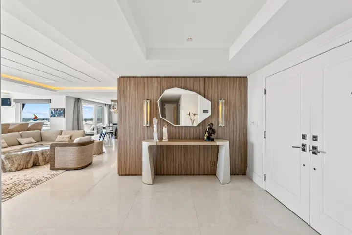 mls_FOYER_TABLE_DT