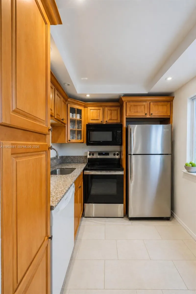 Virtually staged and digitally decluttered