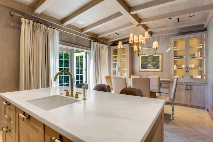 KITCHEN_TO_DINING_EB_RT