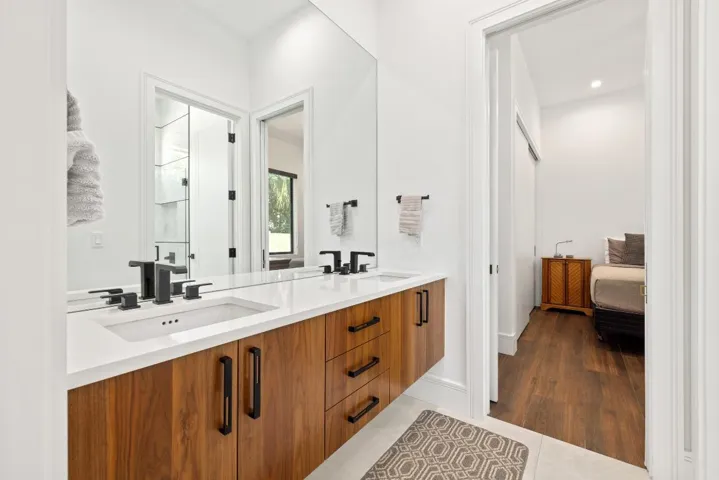 Jack and Jill bath