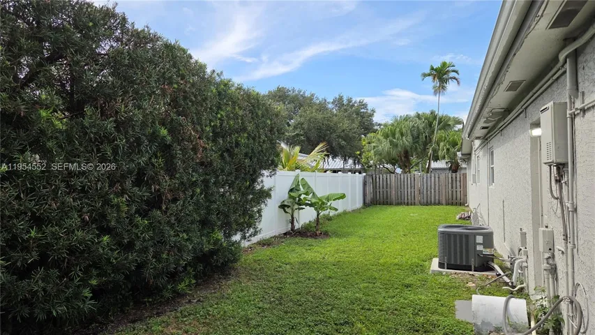 Side Yard 17.5' x 95'