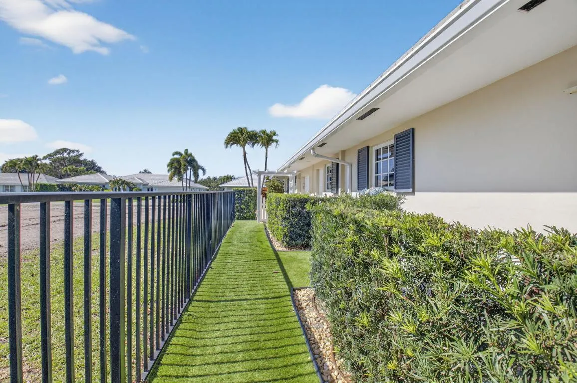 Side yard w/ artificial turf and fence