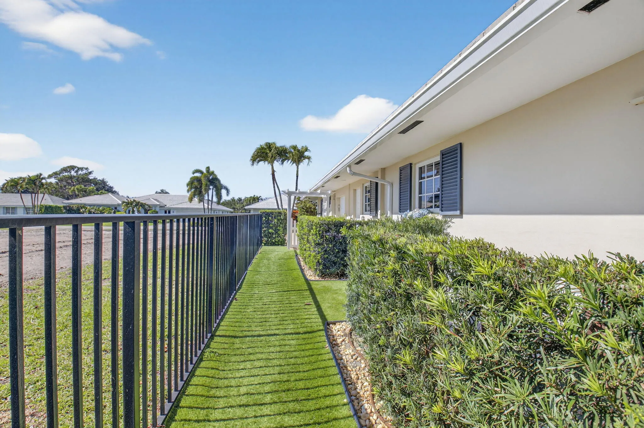 Side yard w/ artificial turf and fence