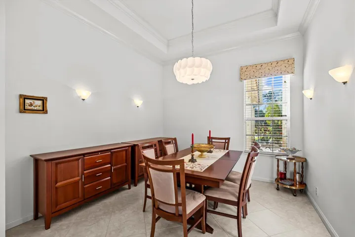 Tray ceiling/crown molding