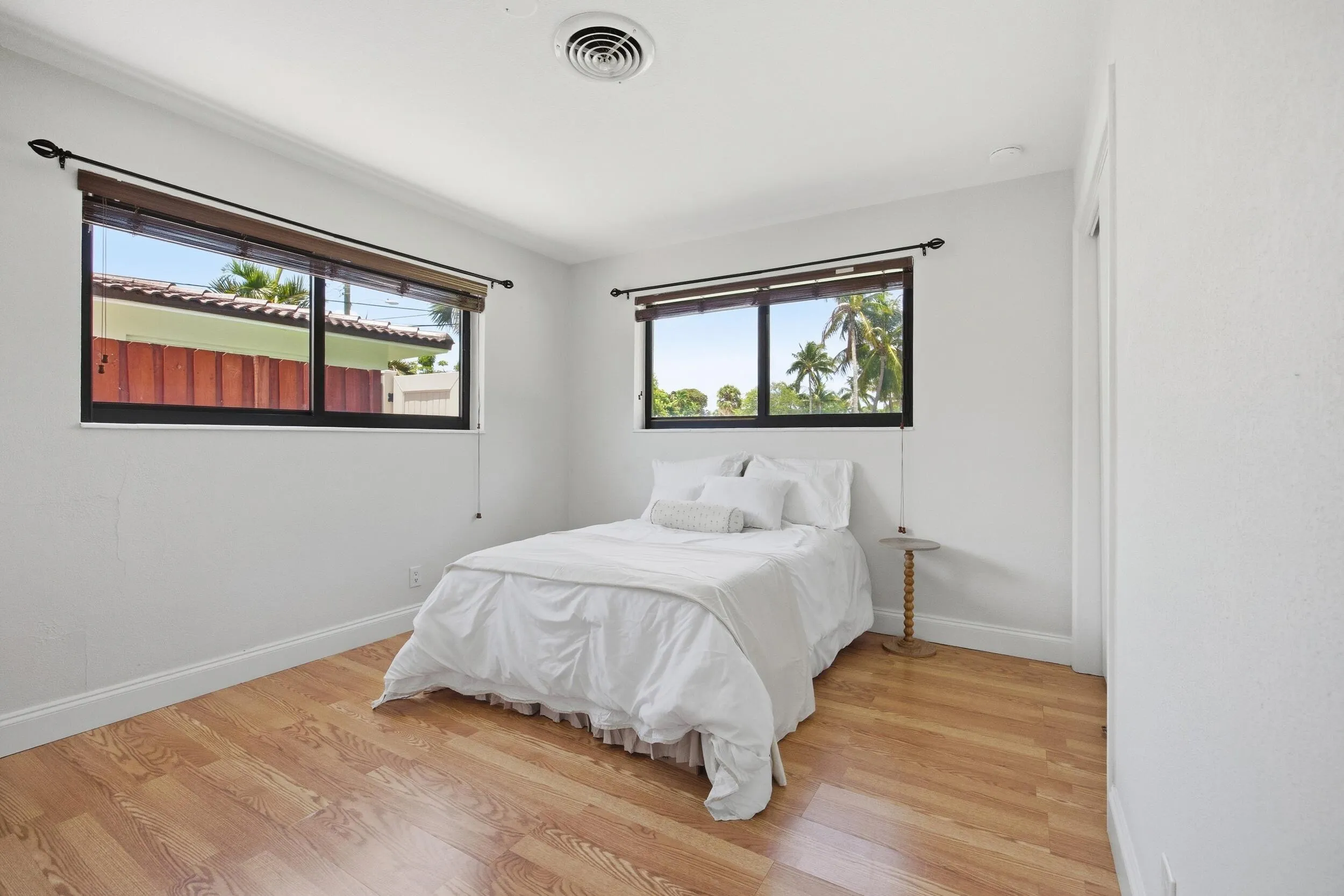 20_spare-bedroom (2)