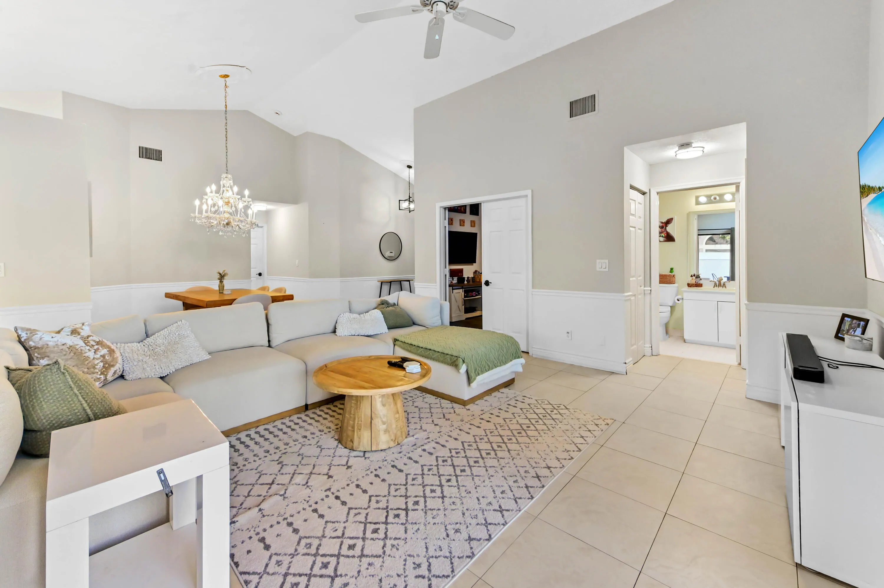 16 Living Room 04