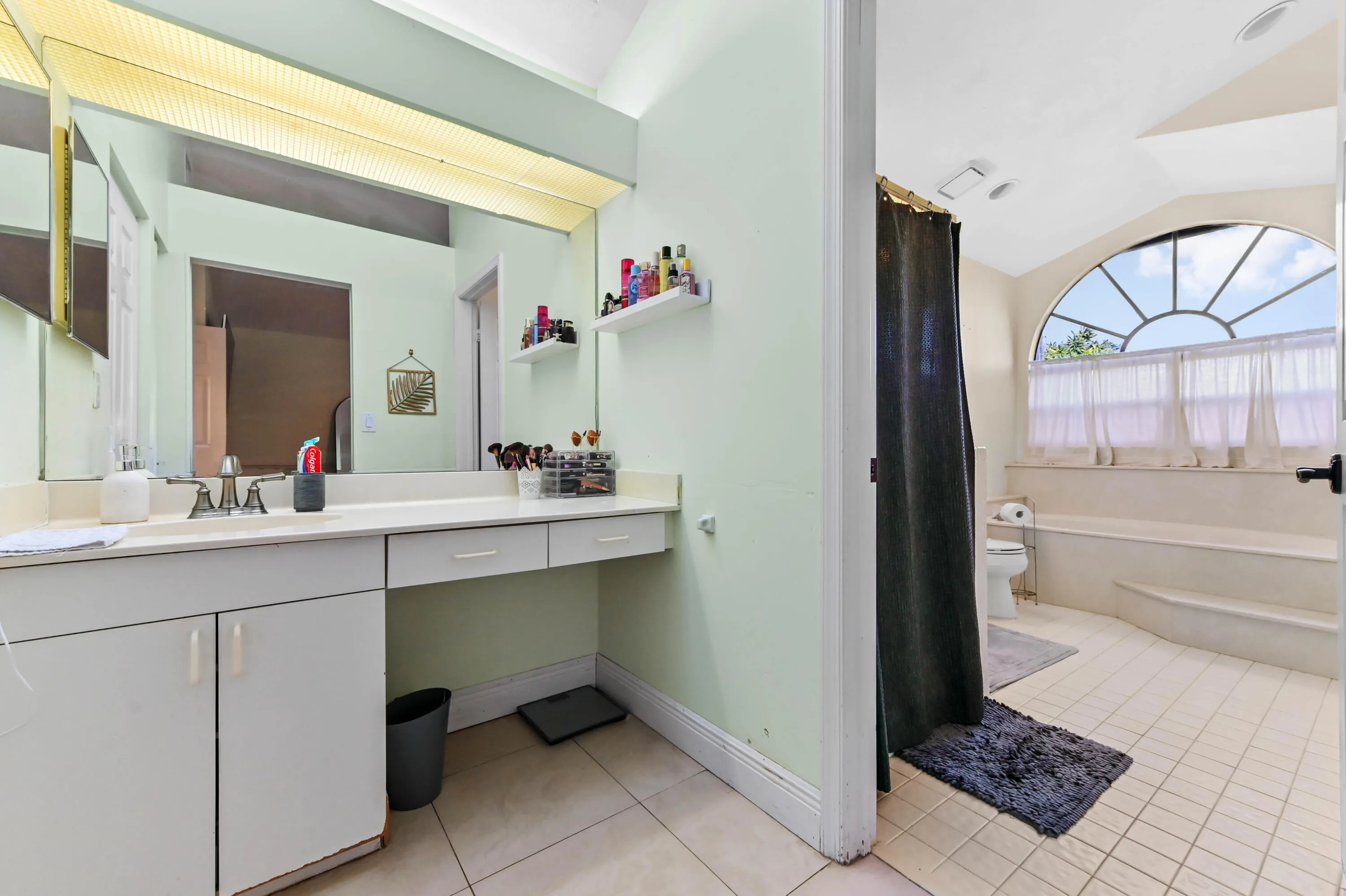32 Bathroom 01