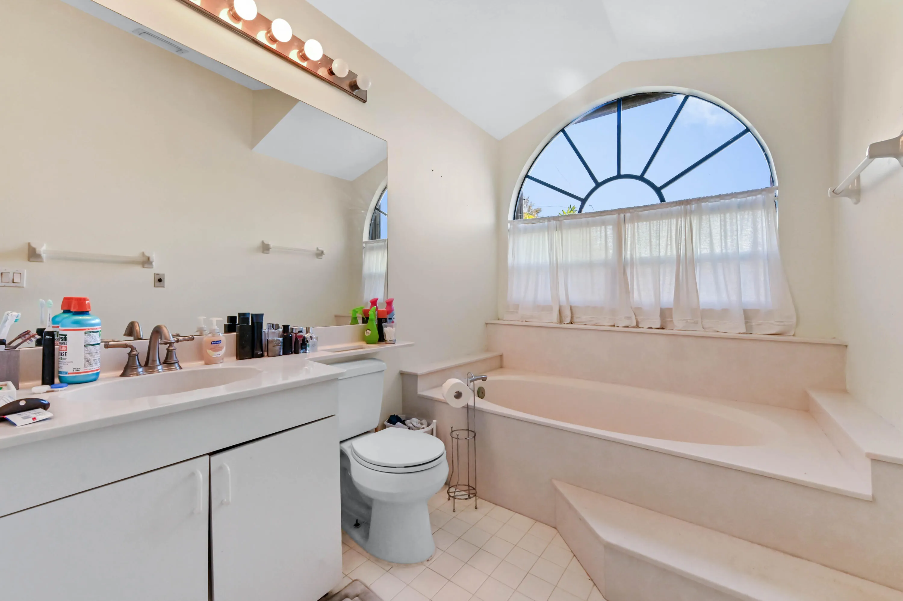 33 Bathroom 02