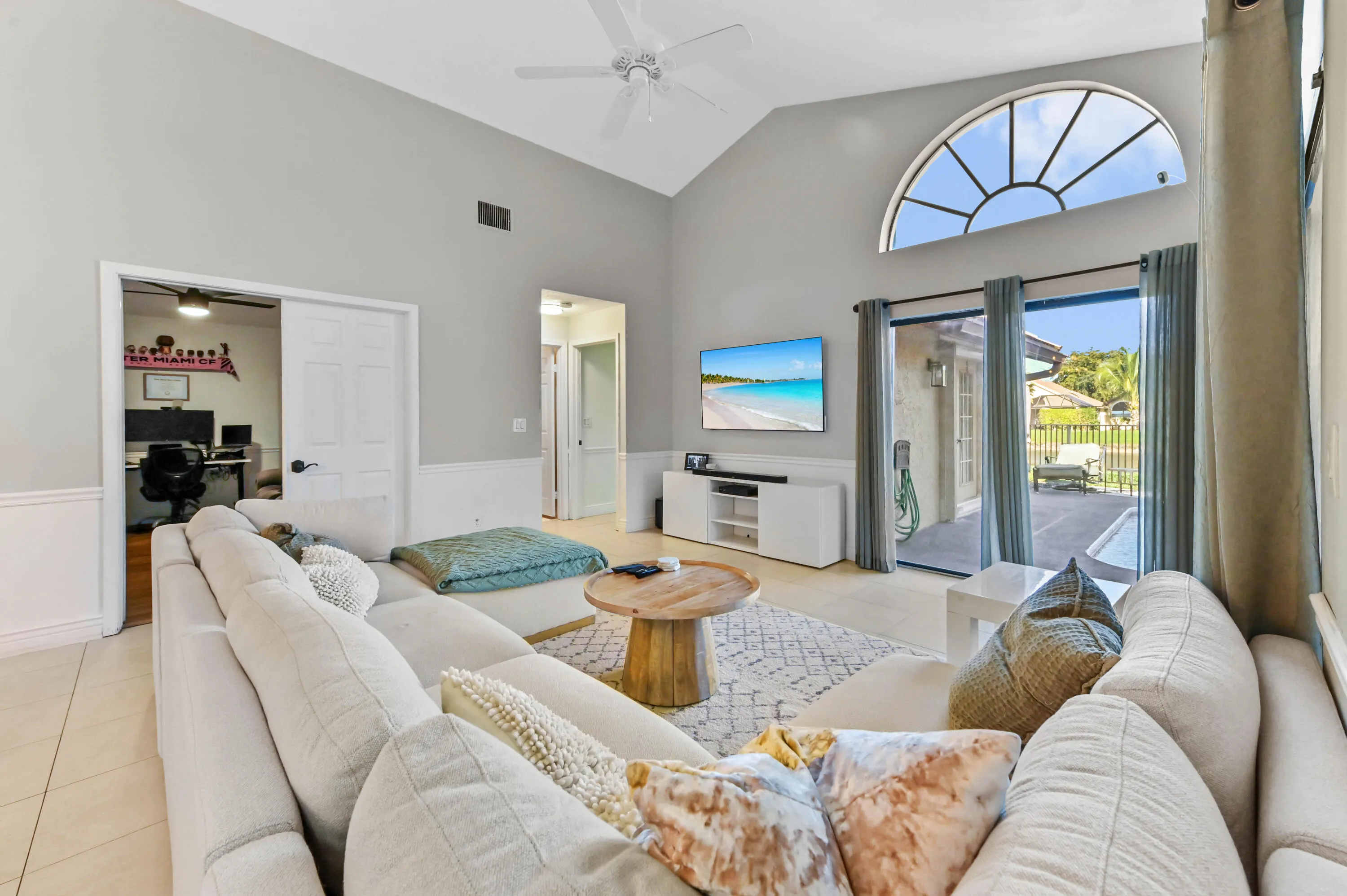 12 Living Room 01