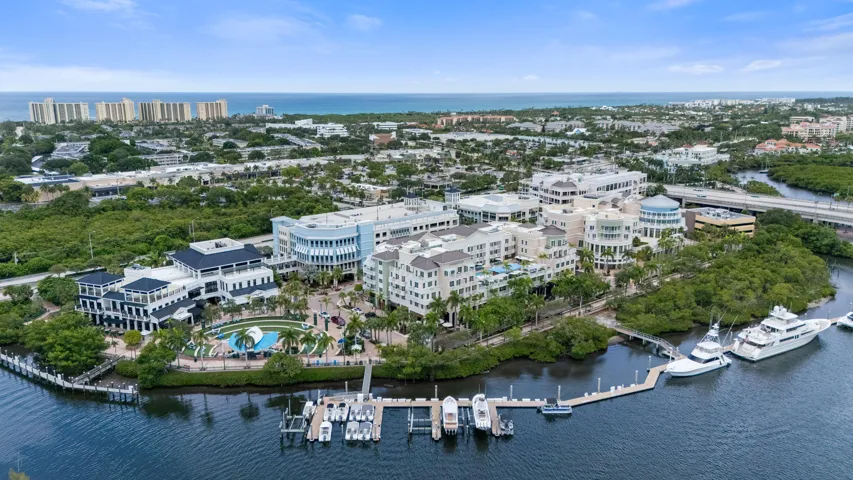 15 minutes from Harborside restaurants and shopping