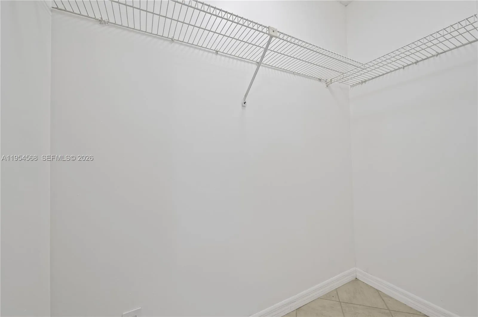 Walking-in-closet
