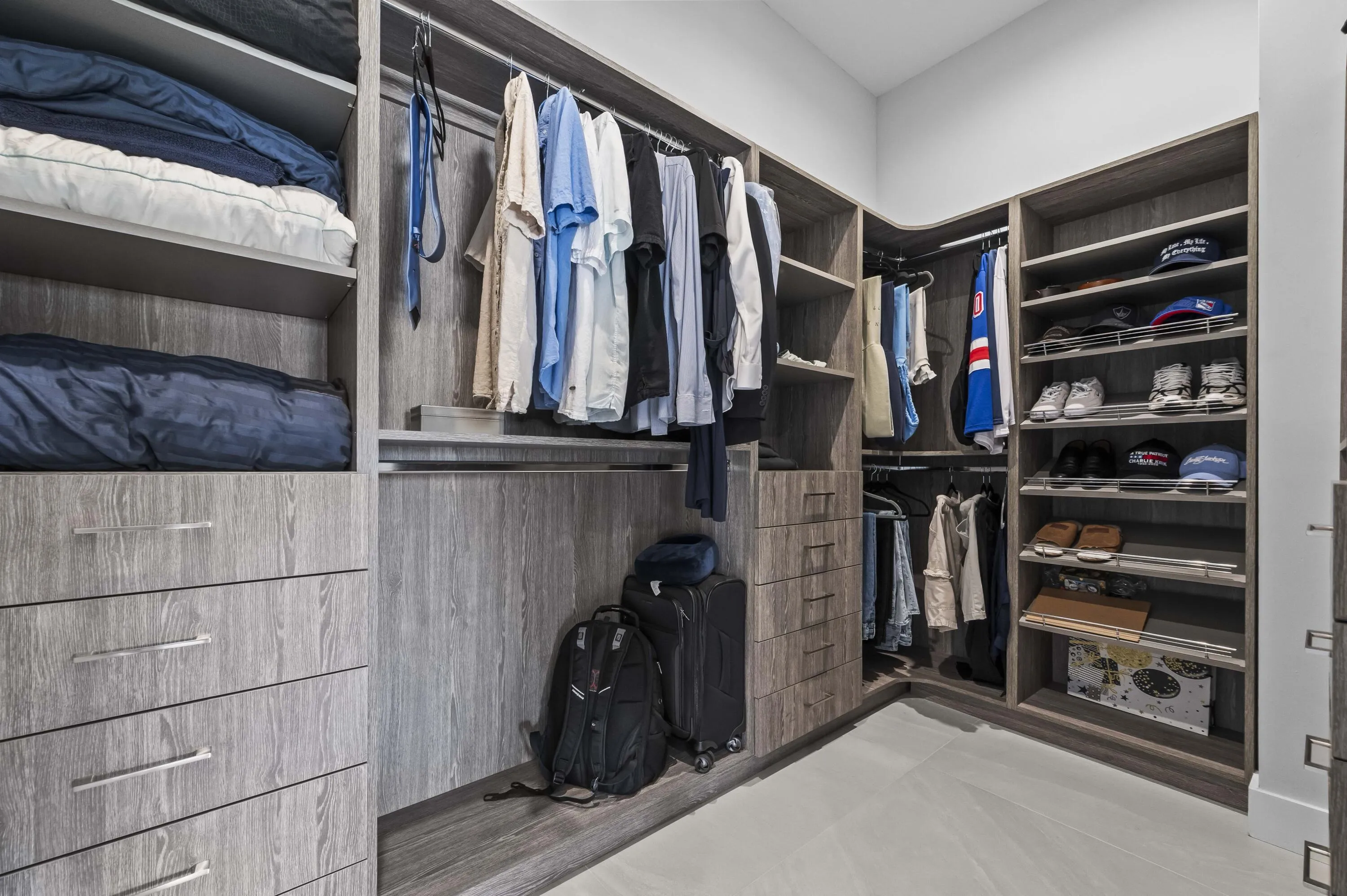 38 Closet 01