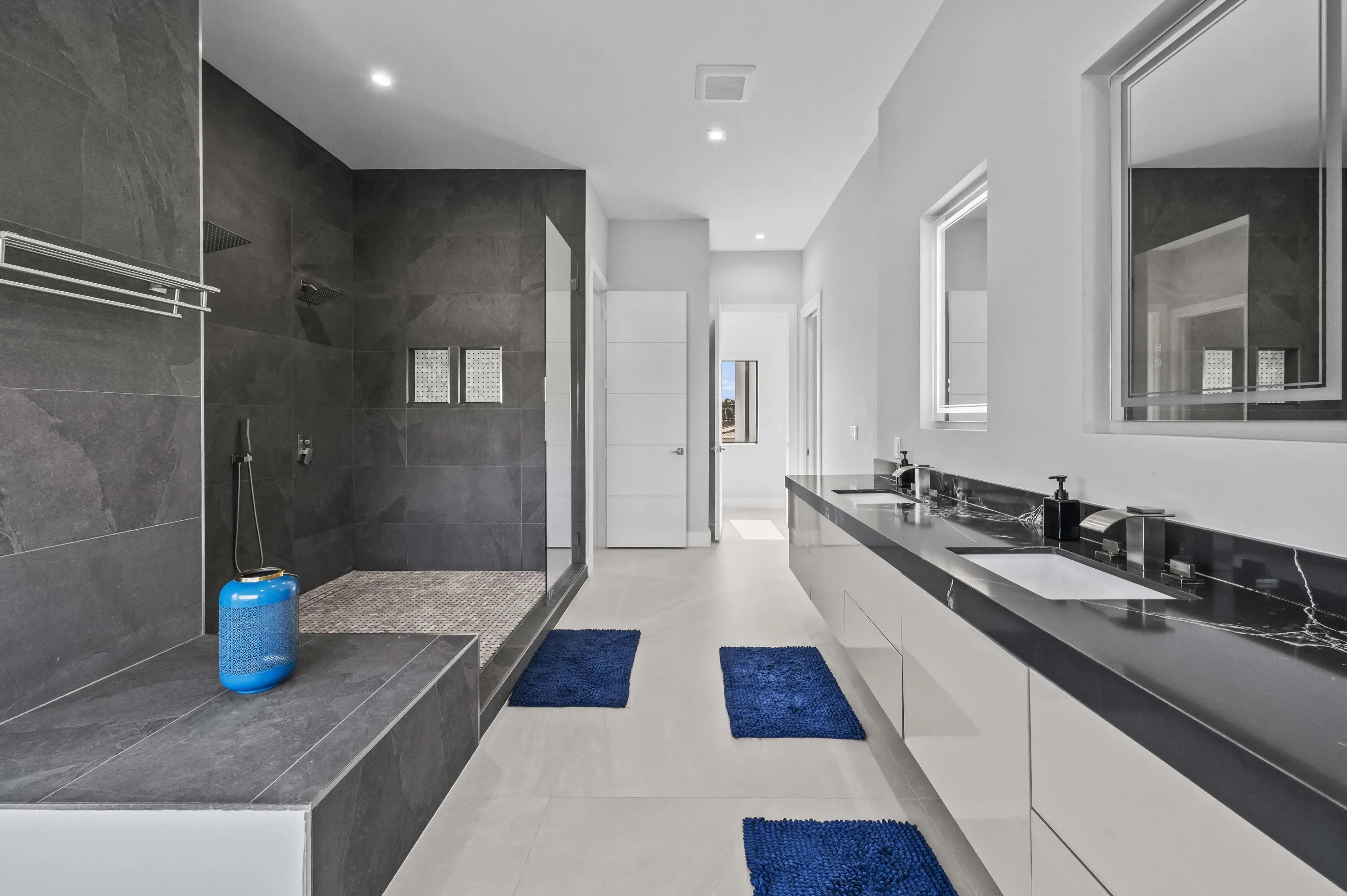 44 Bathroom 03