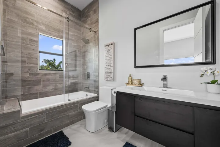 32 Bathroom 01