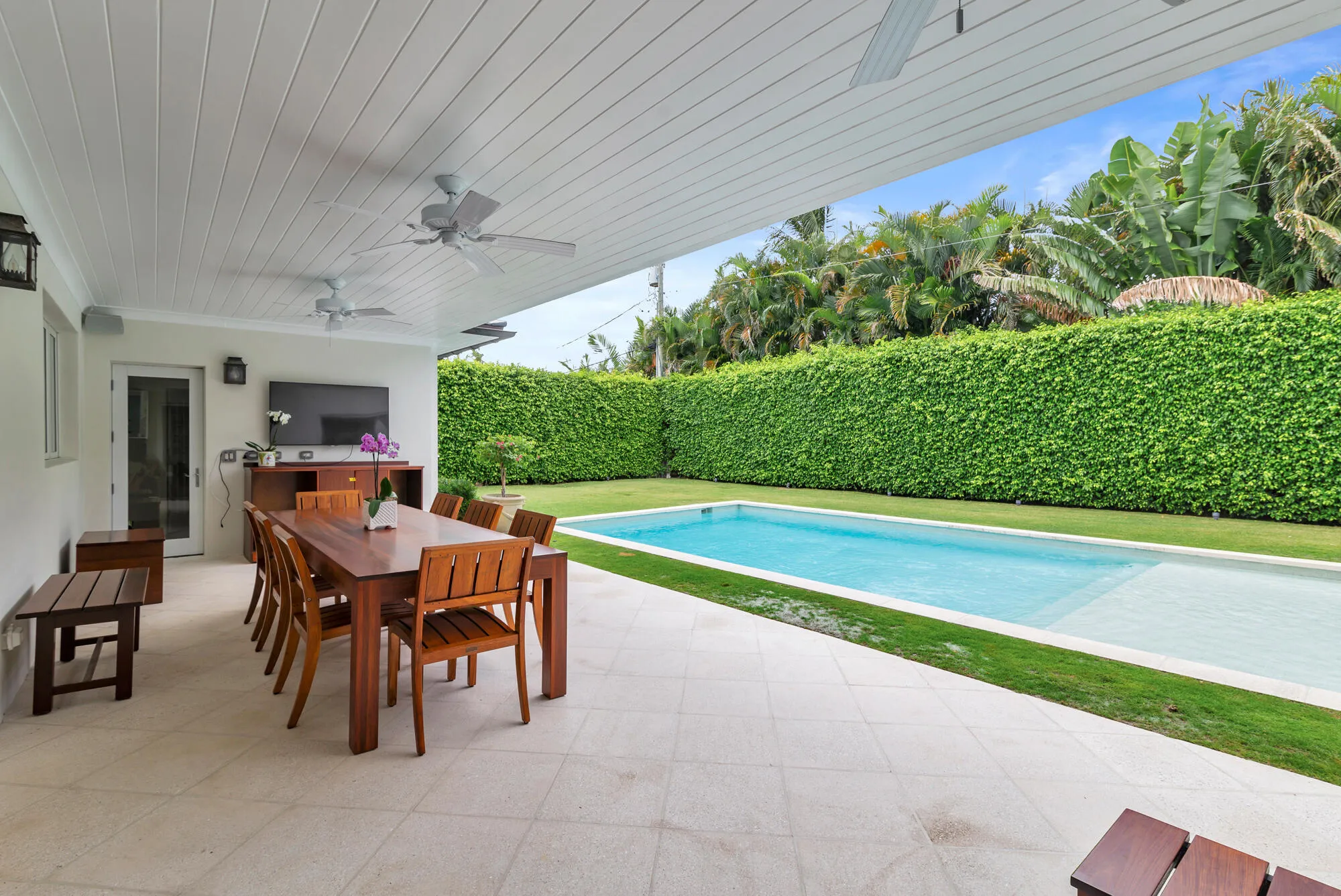 Loggia to Pool