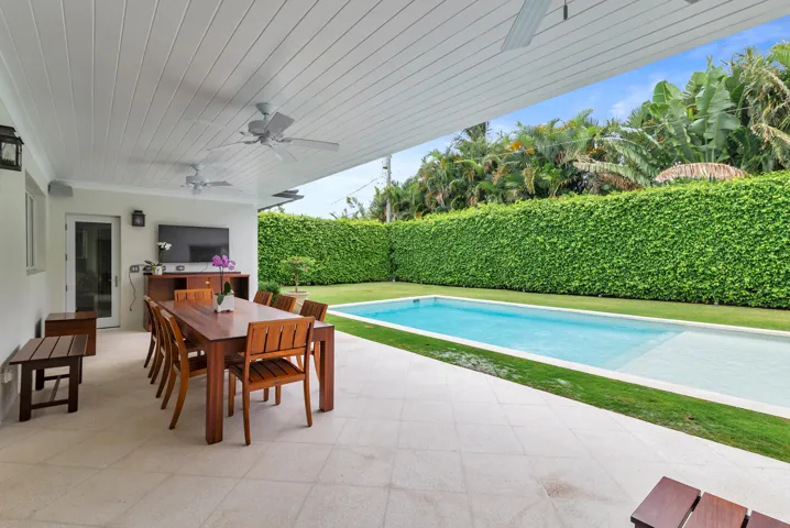 Loggia to Pool