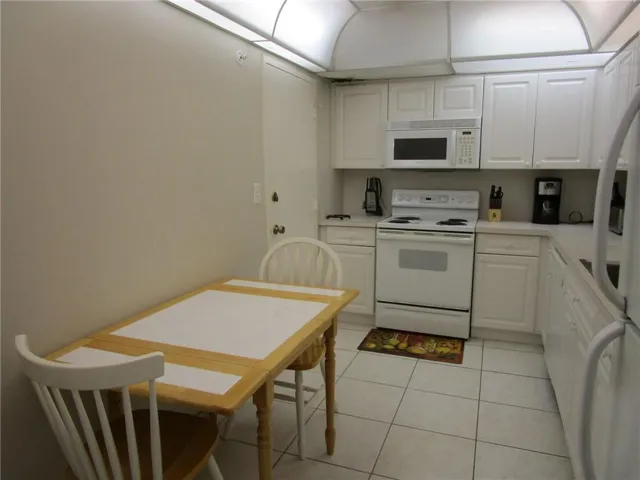 Eat-in kitchen