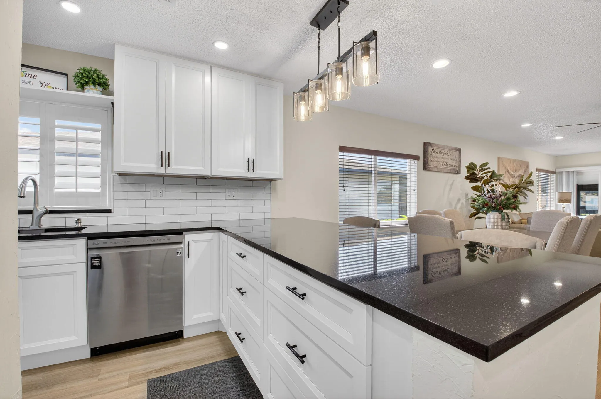 KITCHEN BAR AREA